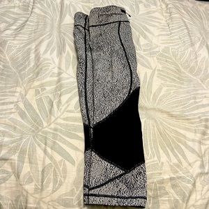 Lulu lemon pace rival crop leggings. Size 10. Barely worn.